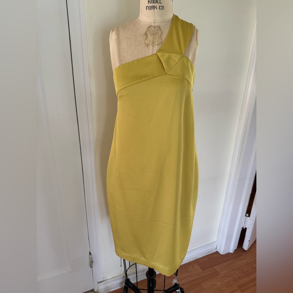 Elegant Yellow Dress with Pockets Size 2